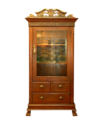 A Fine Victorian display cabinet with a single glass door. 3 drawers below and carved floral designs around the beveled chanted roof. Bearclaw feet. - 百韻古董傢俱文物 Bai Win Collection