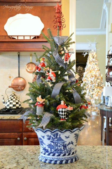 聖誕居家靈感：把聖誕樹種在青瓷甕裡 - 百韻古董傢俱文物 Bai Win Collection