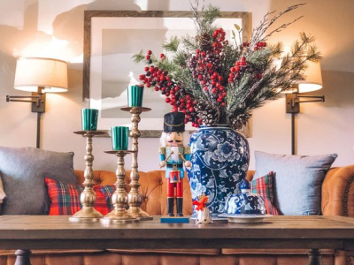 聖誕餐桌靈感：為聖誕紅找個美麗的青瓷花瓶 - 百韻古董傢俱文物 Bai Win Collection